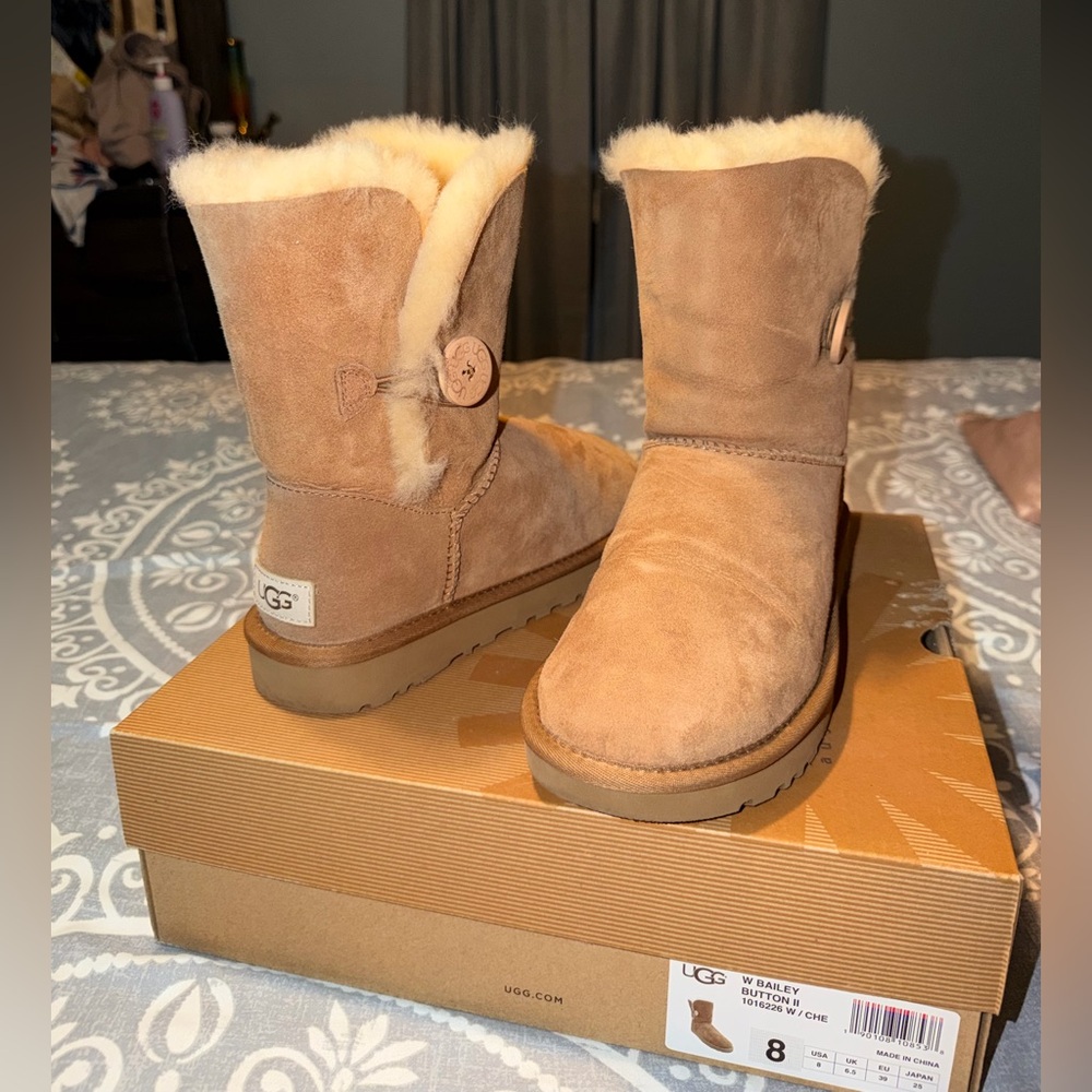 UGG Bailey Button II Chestnut Size 8